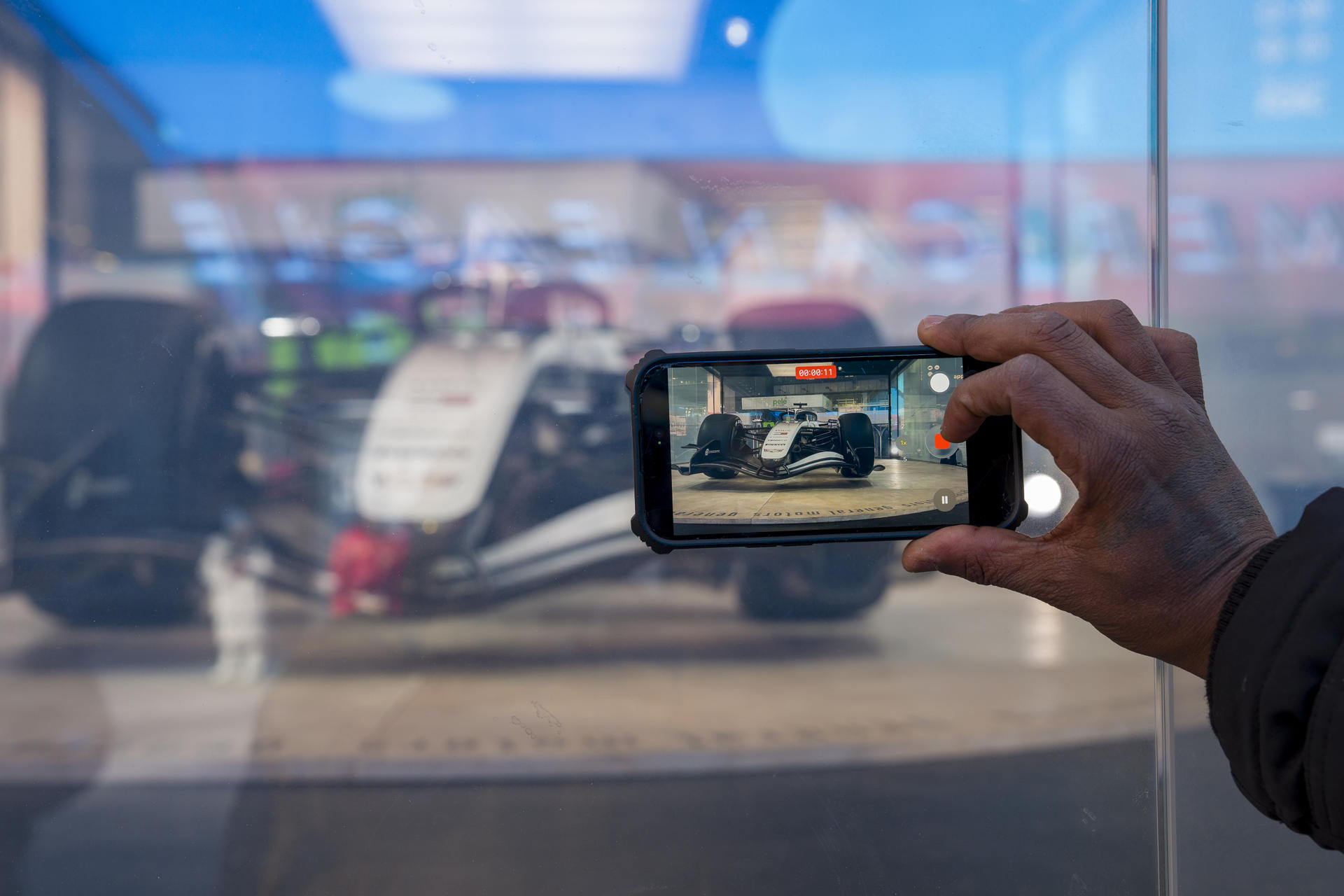 Cadillac exhibe su nuevo coche de Fórmula Uno en Nueva York con ilusión por ‘Checo’ Pérez