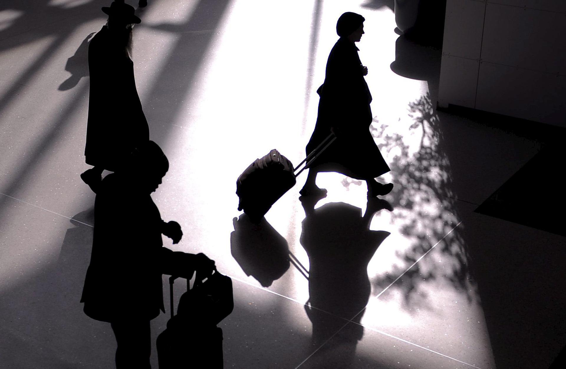 Cierran el aeropuerto de Newark (EE.UU.) varias horas por evacuación y retirada de avión