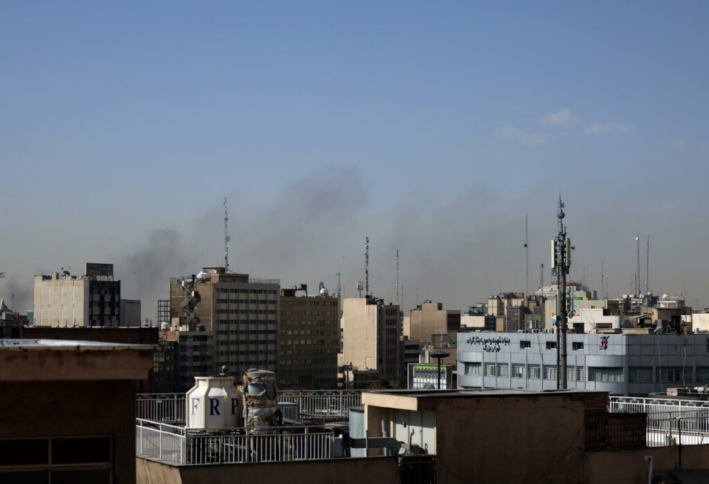 Israel lanza otra oleada de bombardeos contra lanzamisiles en Irán