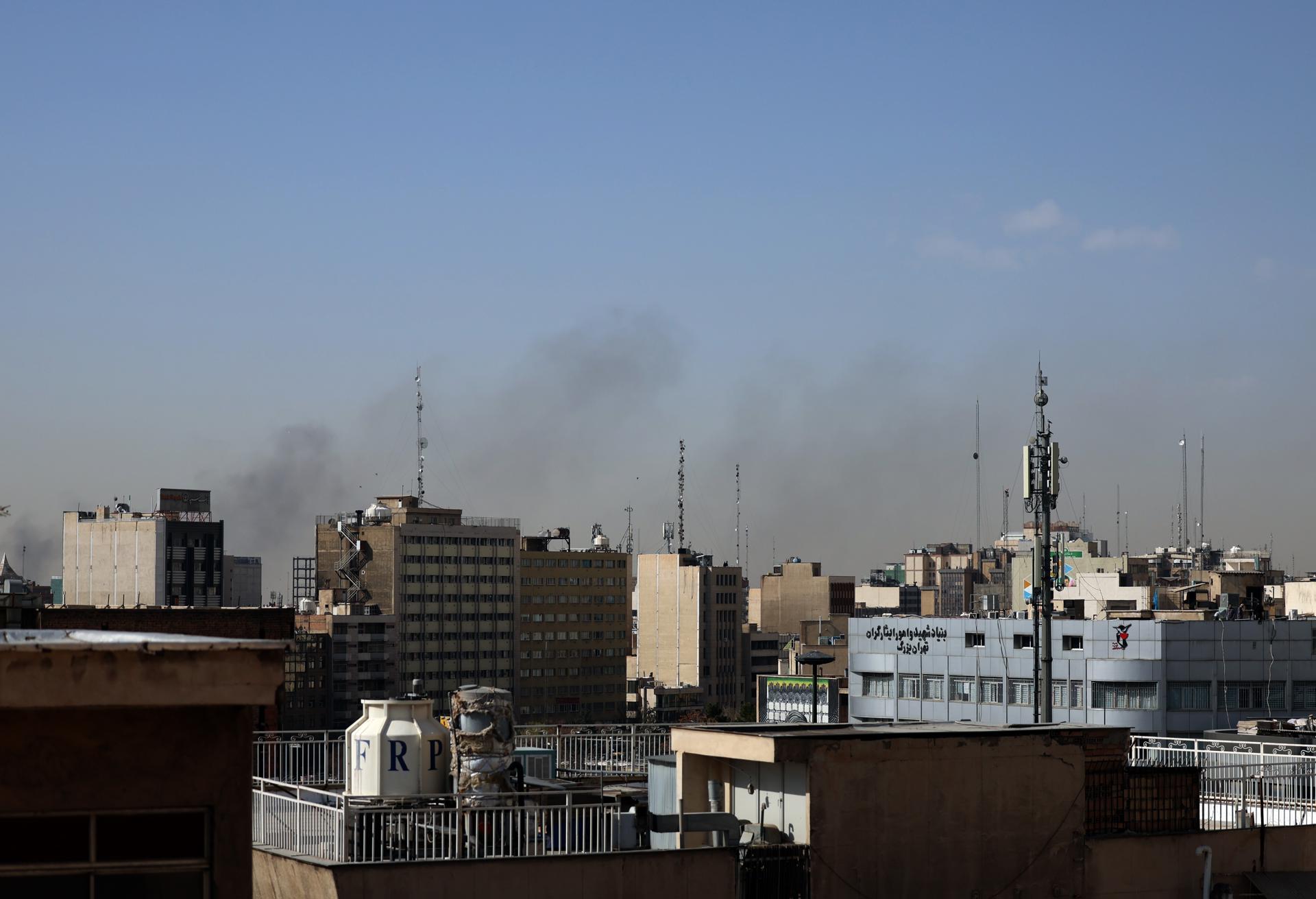 Israel lanza otra oleada de bombardeos contra lanzamisiles en Irán