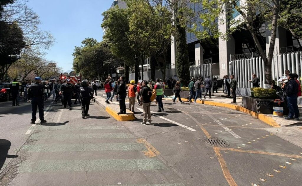 Desalojan torre del Poder Judicial de la Federación por amenaza de bomba
