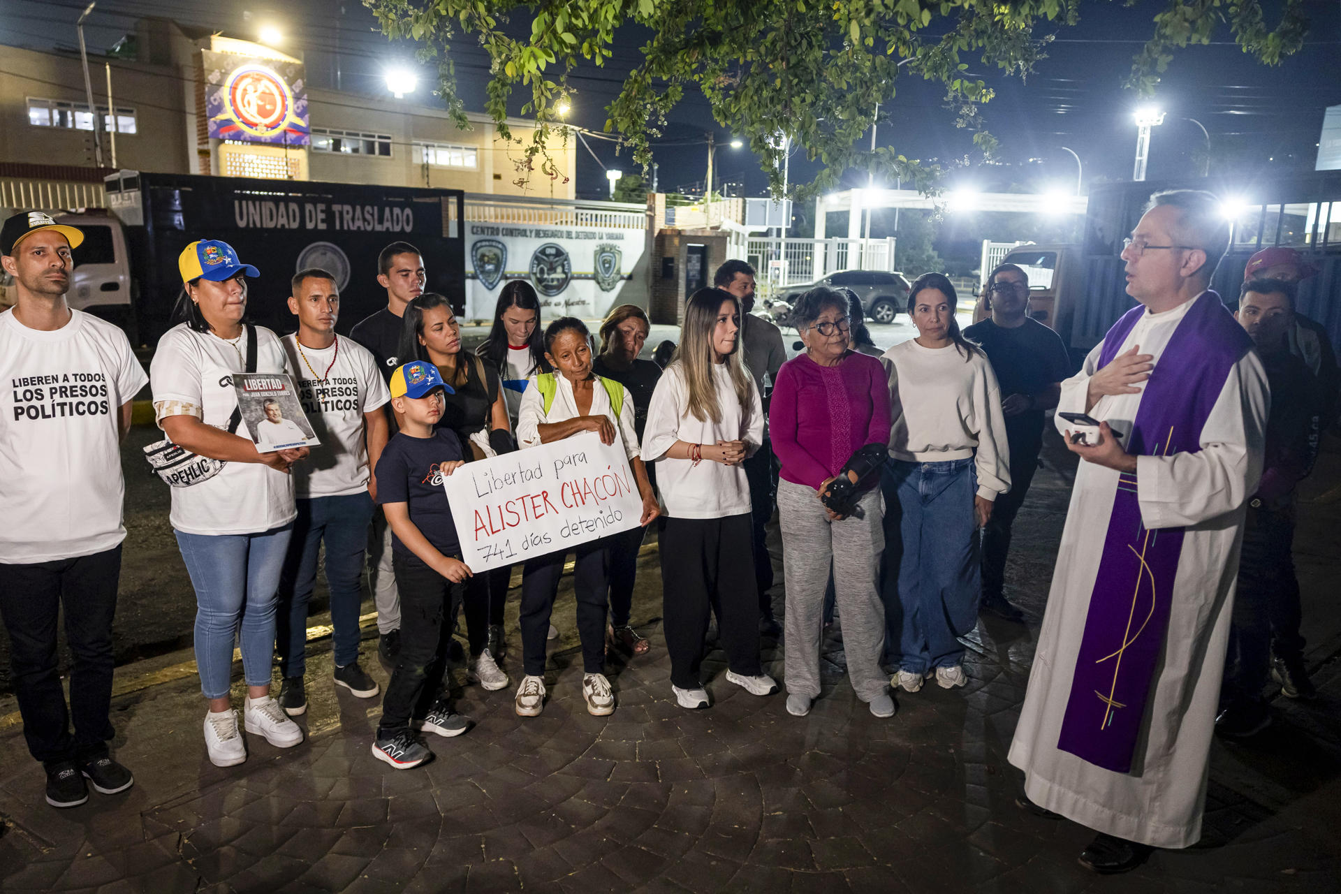 Familiares de presos políticos hacen vigilia en Caracas por la liberación de sus parientes