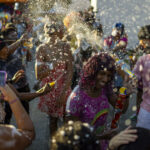Venezolanos ponen en pausa la agitada vida política del país para celebrar los carnavales