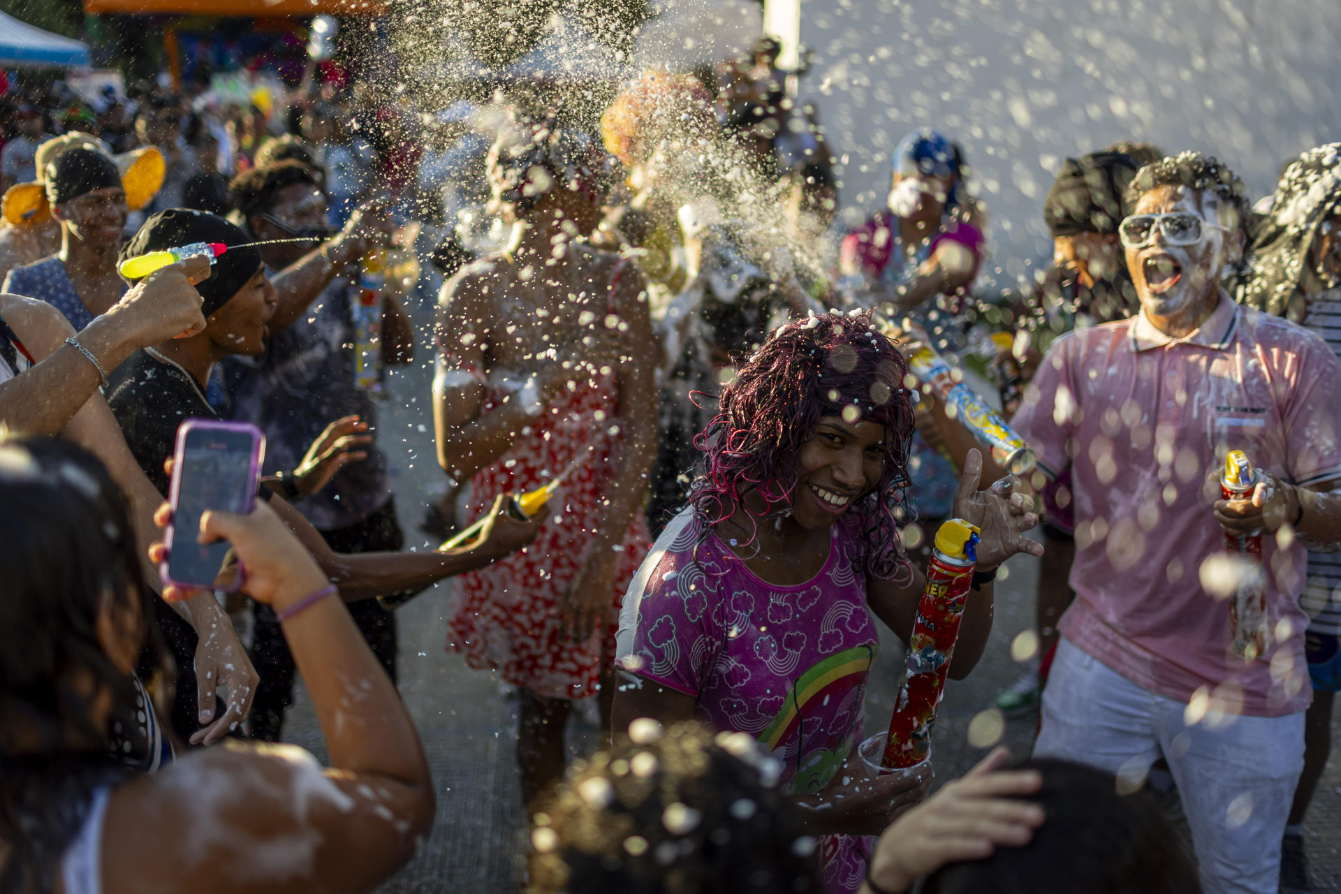 Venezolanos ponen en pausa la agitada vida política del país para celebrar los carnavales Venezolanos ponen en pausa la agitada vida política del país para celebrar los carnavales