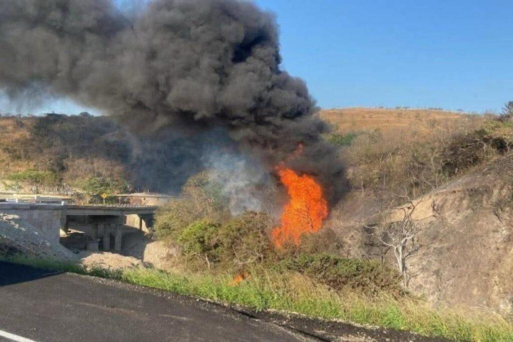 Tres muertos y seis heridos tras explosi&oacute;n en ducto de Pemex en Oaxaca