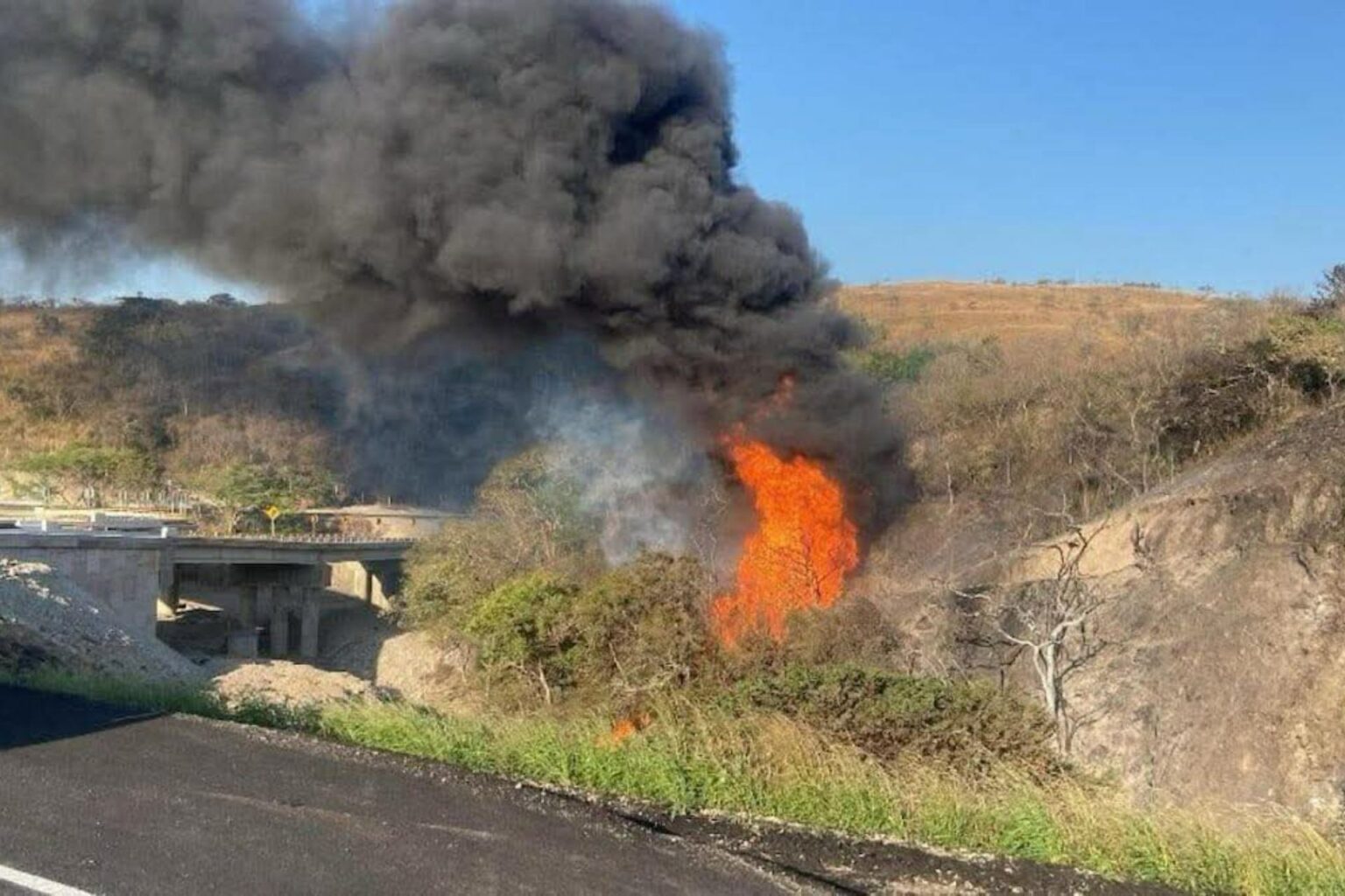 Tres muertos y seis heridos tras explosión en ducto de Pemex en Oaxaca