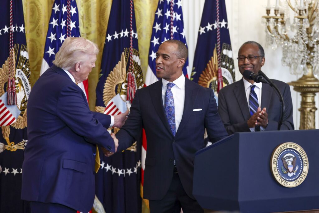 Trump celebra el Mes de la Historia Negra en medio de críticas por racismo