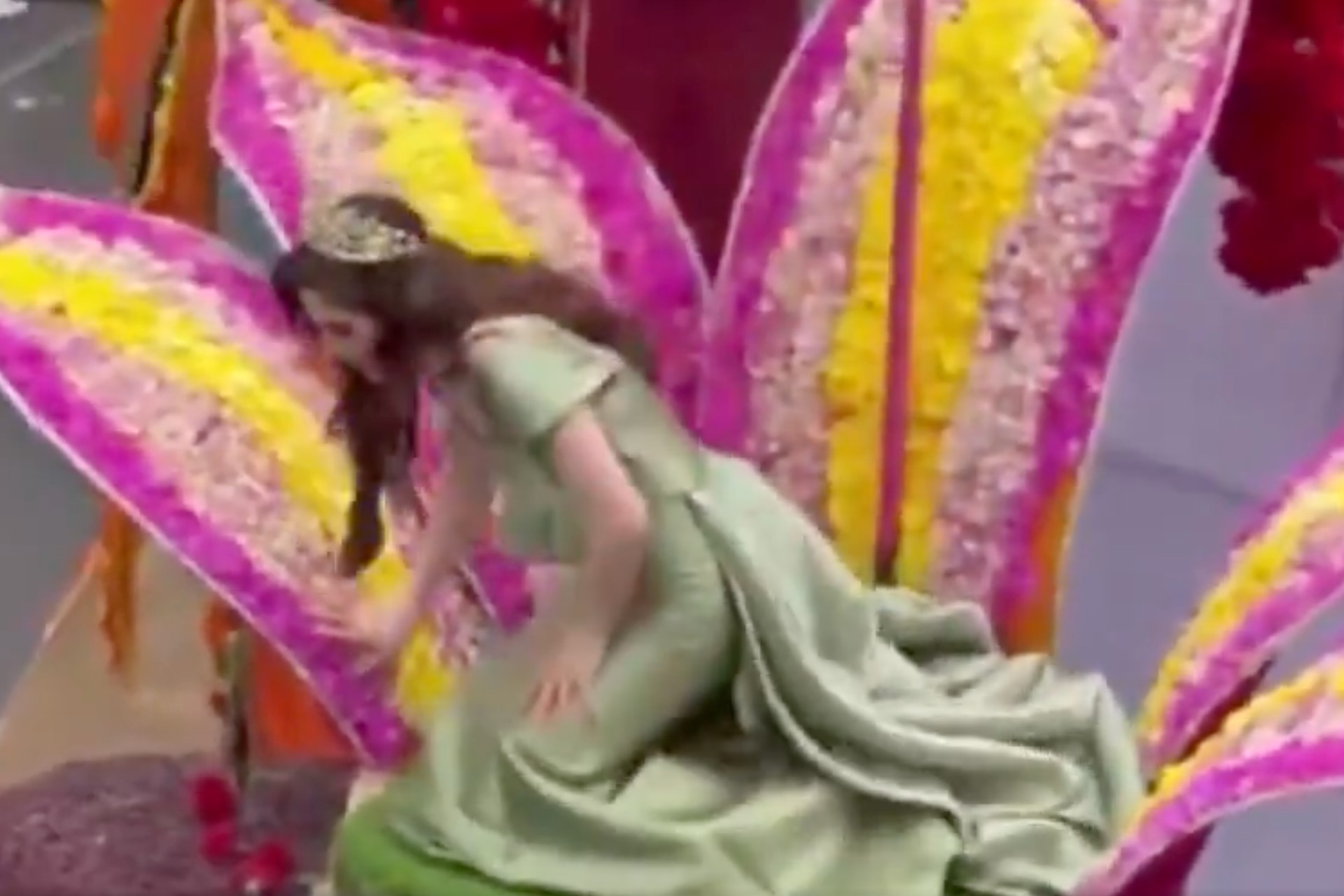 Video: Fátima Bosch se desvanece durante desfile en Ecuador