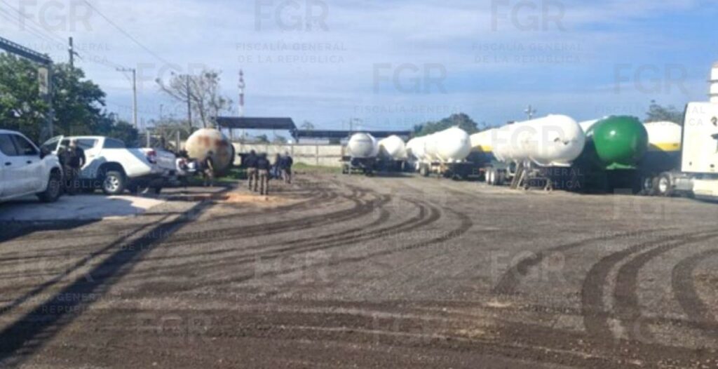 FGR investiga aseguramiento de 149 vehículos y más de 82 mil litros de hidrocarburo en Veracruz - fgr-investiga-aseguramiento-de-149-vehiculos-y-mas-de-82-mil-litros-de-hidrocarburo-en-veracruz-3-1024x526