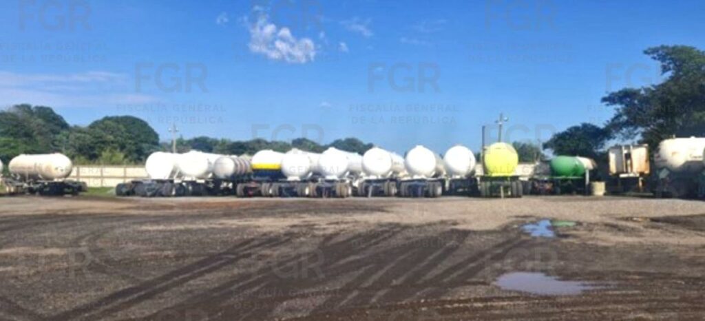 FGR investiga aseguramiento de 149 vehículos y más de 82 mil litros de hidrocarburo en Veracruz - fgr-investiga-aseguramiento-de-149-vehiculos-y-mas-de-82-mil-litros-de-hidrocarburo-en-veracruz-4-1024x466