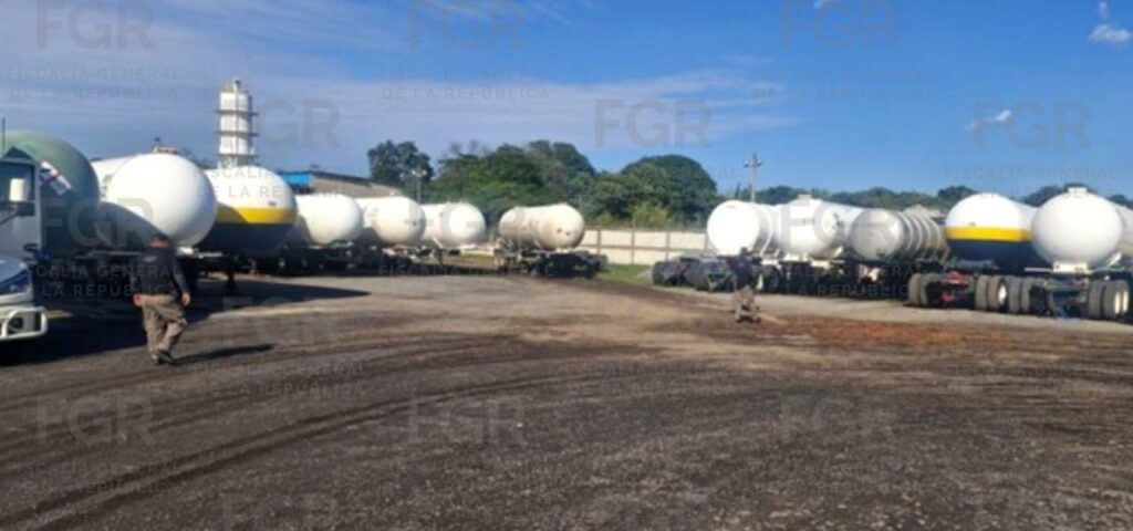 FGR investiga aseguramiento de 149 vehículos y más de 82 mil litros de hidrocarburo en Veracruz - fgr-investiga-aseguramiento-de-149-vehiculos-y-mas-de-82-mil-litros-de-hidrocarburo-en-veracruz-6-1024x480