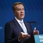 Presidente del Foro Económico Mundial renuncia por su relación con Epstein