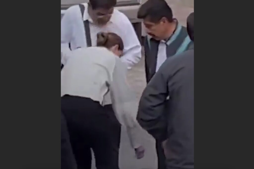 Video: Asistentes limpian los zapatos del presidente de la Corte, Hugo Aguilar