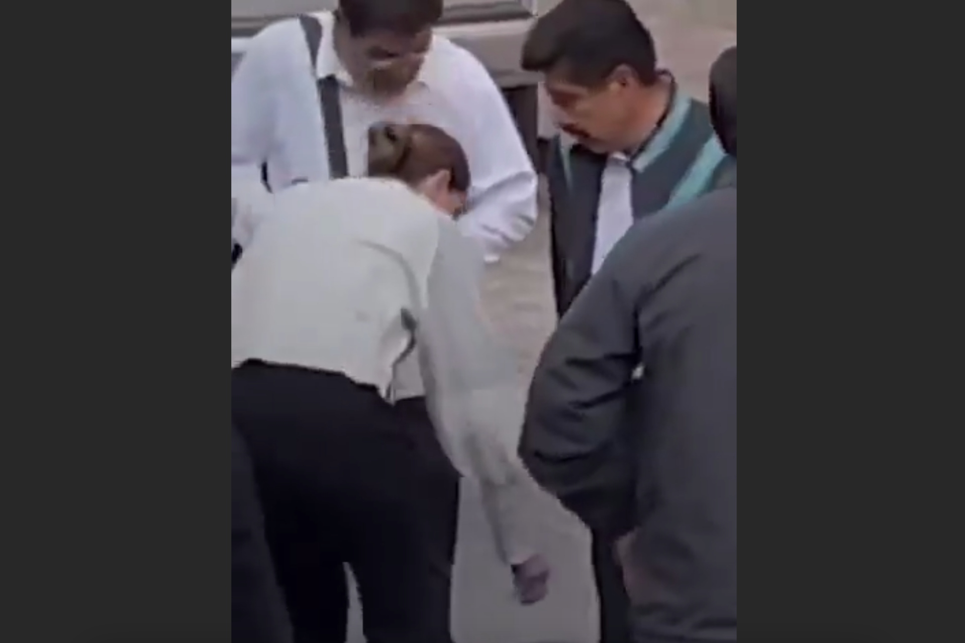 Video: Colaboradores limpian los zapatos del presidente de la Corte, Hugo Aguilar