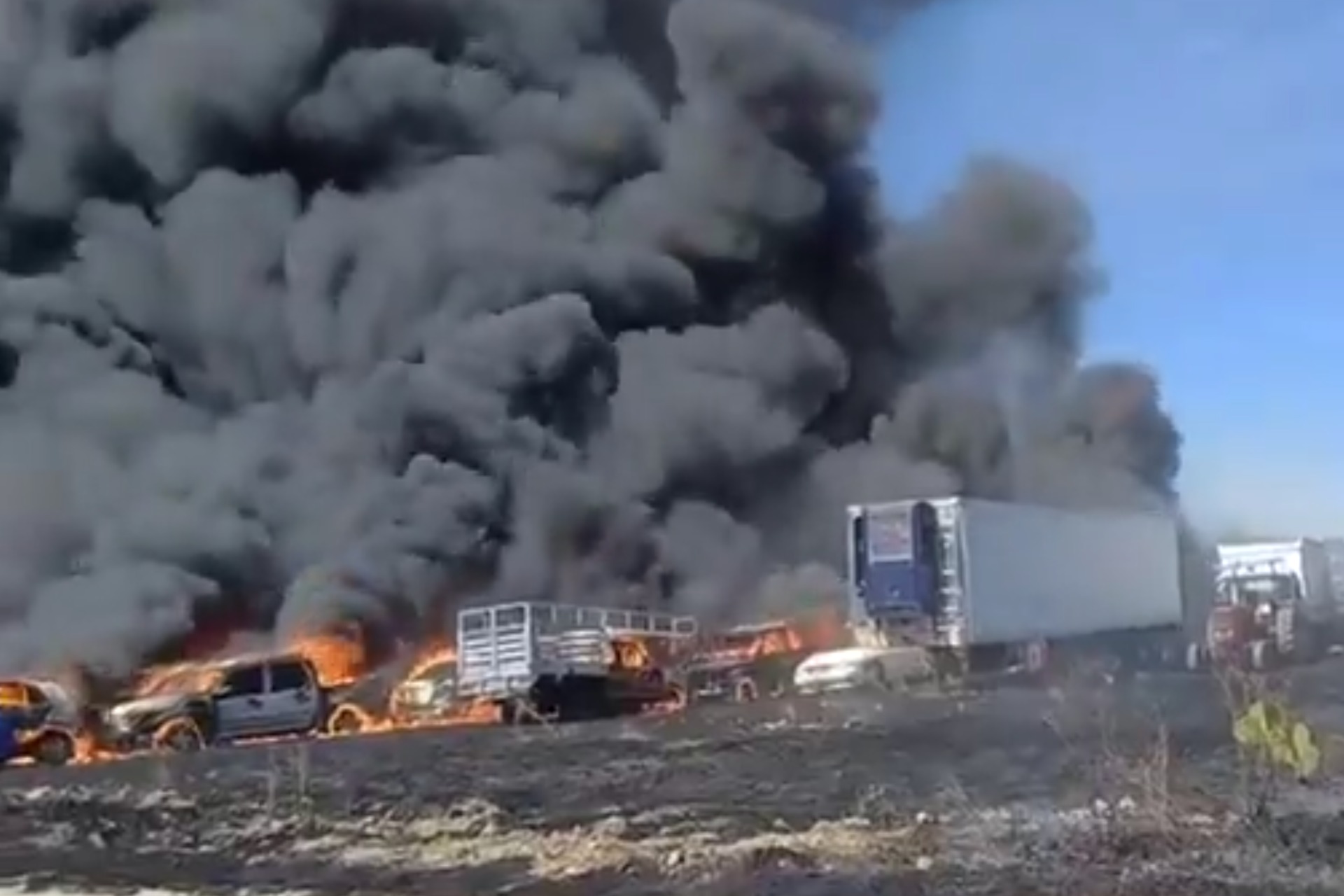Incendio en corralón de la Fiscalía de Tlaxcala consume 184 vehículos