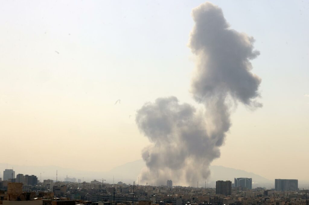 Irán extiende su respuesta por Medio Oriente tras ataques que causan decenas de muertos