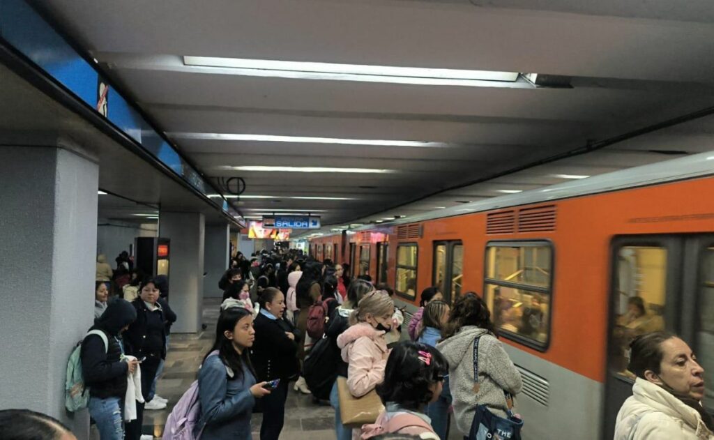 Metro CDMX reporta saturación de usuarios en ocho líneas