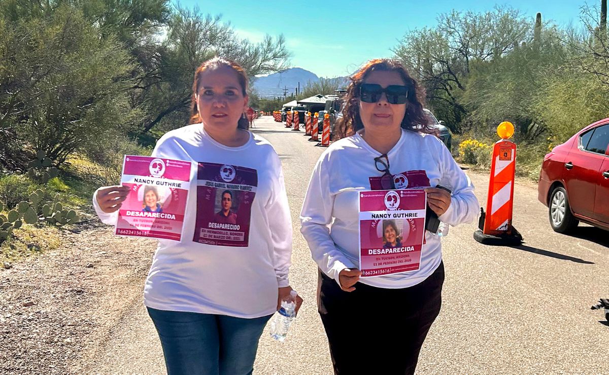 Madres Buscadoras de Sonora ayudan en la localización de la mamá de una periodista en Tucson - madres-buscadoras-de-sonora-con-folleto-con-la-foto-de-nancy-guthrie-desaparecida-en-tucson-arizona