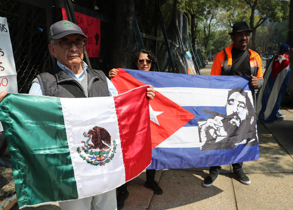 Manifestantes exigen al gobierno de México sostener apoyo a Cuba - manifestantes-exigen-al-gobierno-de-mexico-sostener-apoyo-a-cuba-1024x735