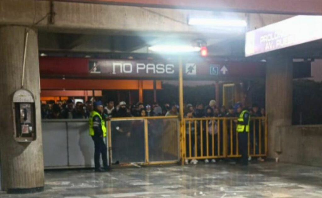 Metro CDMX reporta circulación constante, pero usuarios acusan servicio detenido