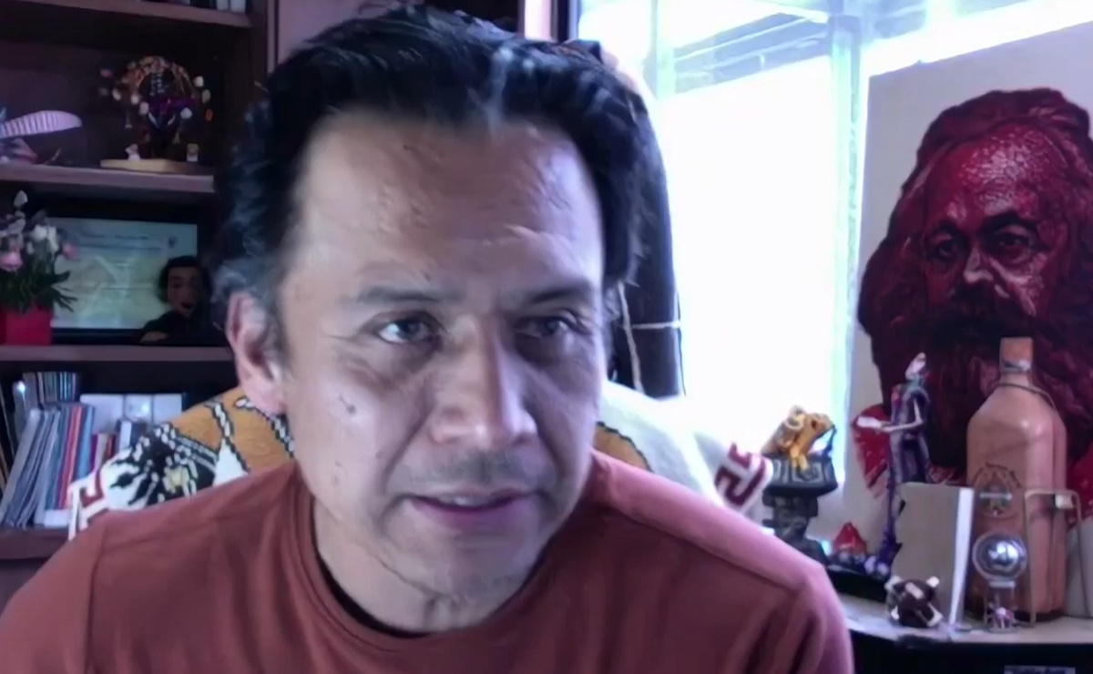 Marx Arriaga suma dos días atrincherado en oficina; anuncia asamblea