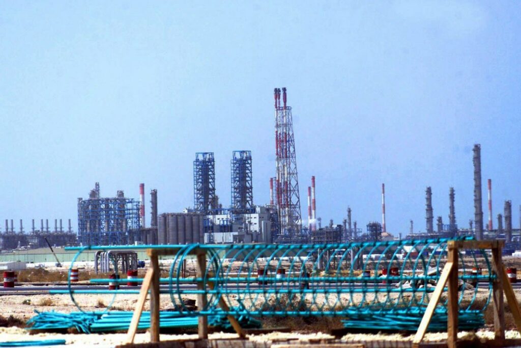 OPEP+ mantiene congelada la producción pese al encarecimiento del petróleo