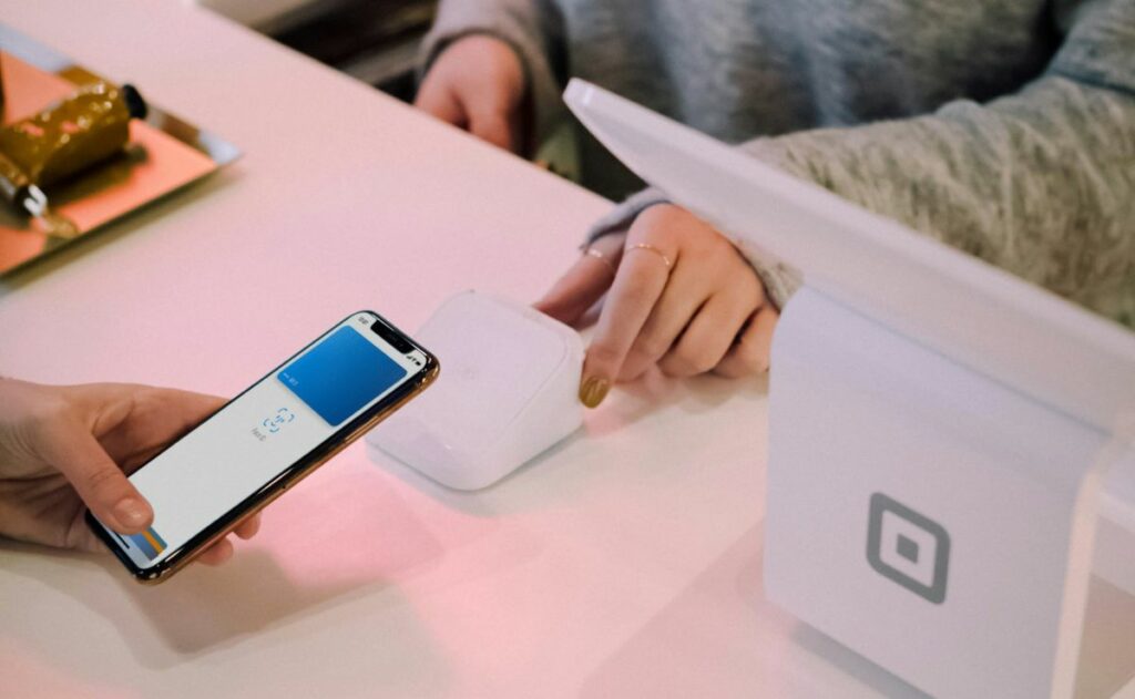 Alertan por fraudes digitales a usuarios de Apple Pay