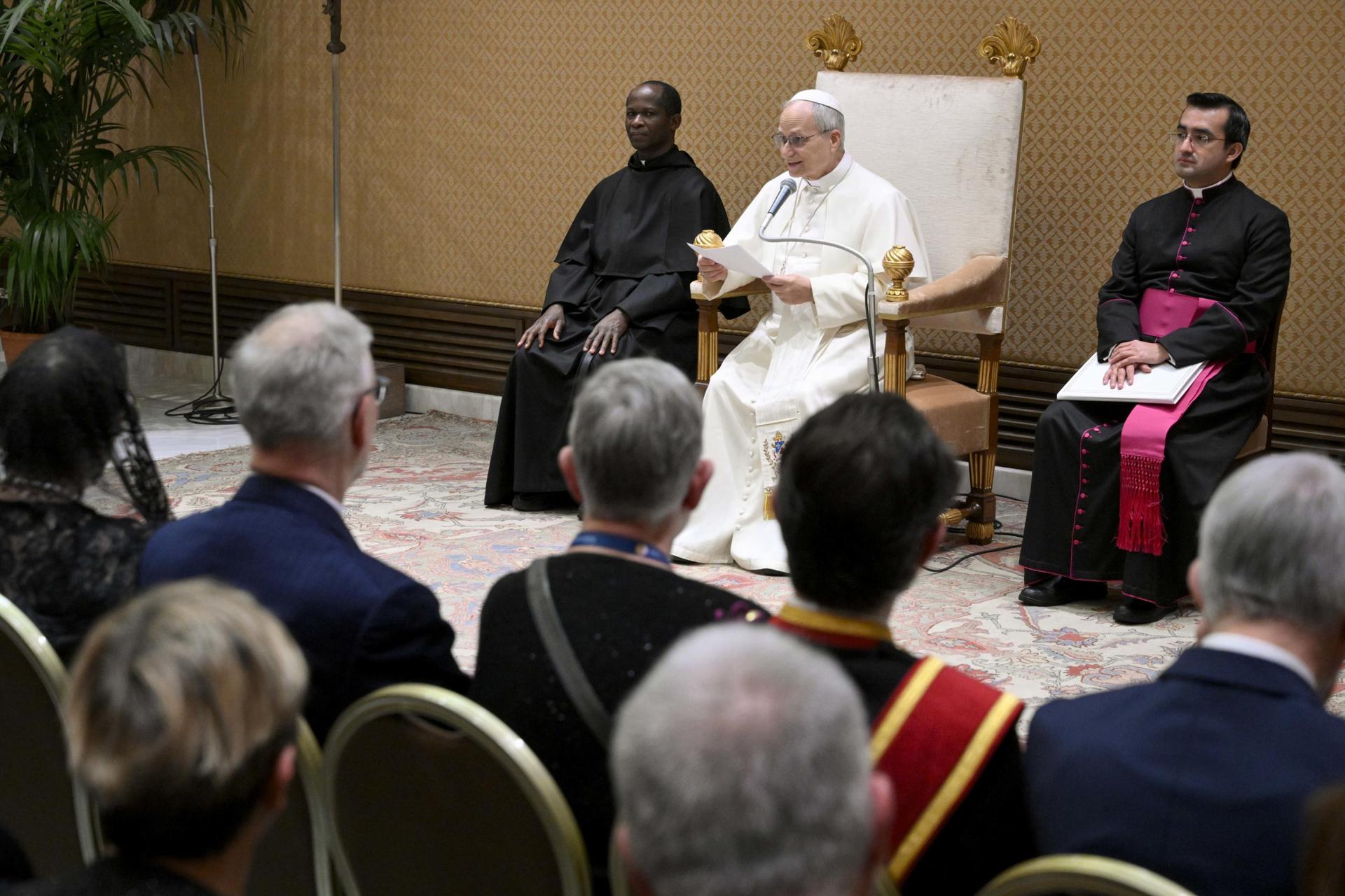 León XIV defiende “su plena libertad” para denunciar injusticias y promover la paz