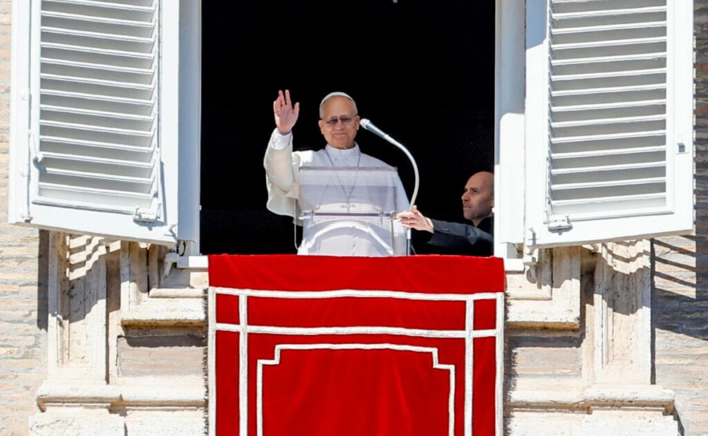 Papa León XIV pide apagar un poco el teléfono y dedicar tiempo a los necesitados