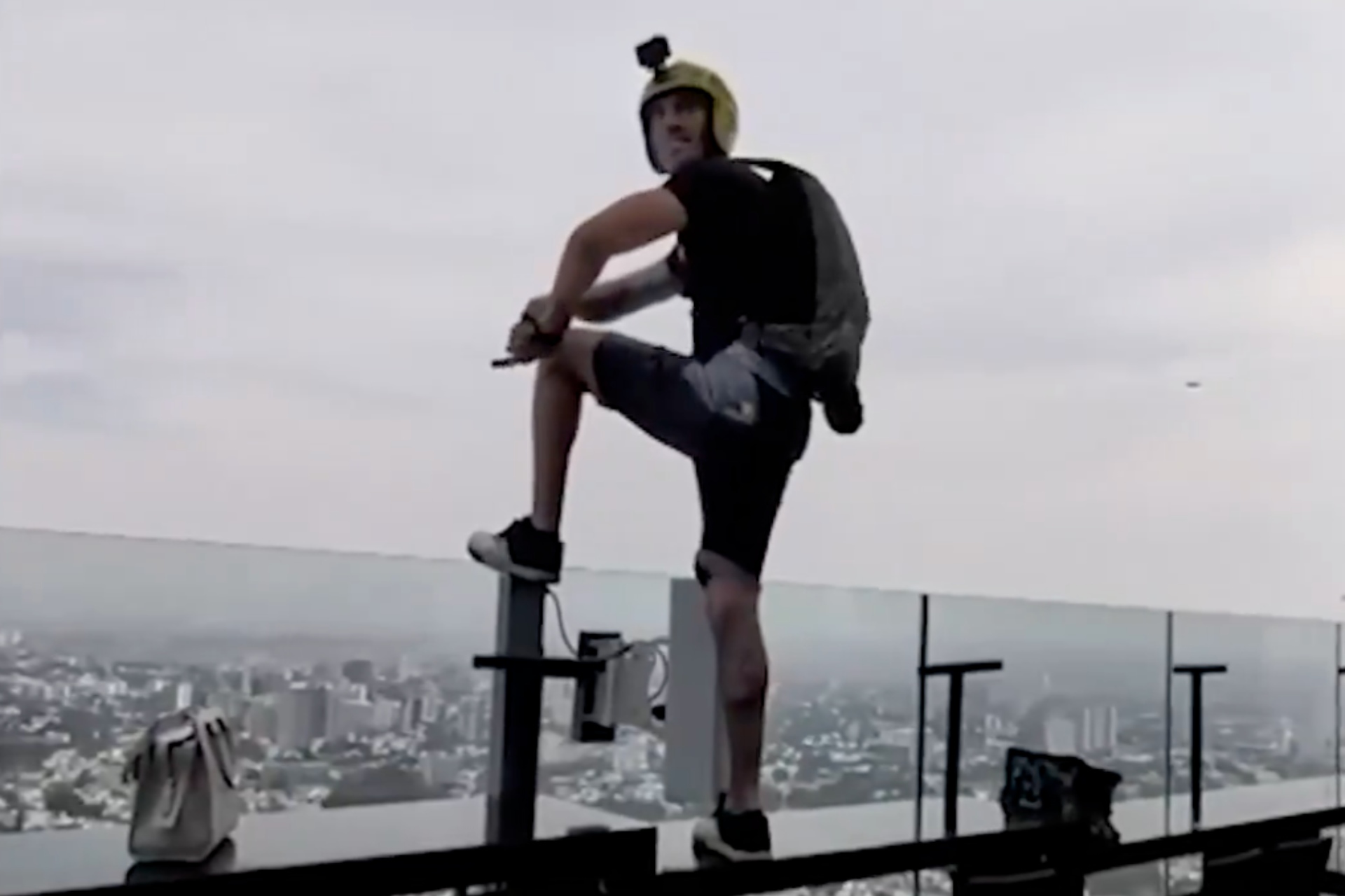 Video: Paracaidista se lanza desde terraza de hotel en Guadalajara