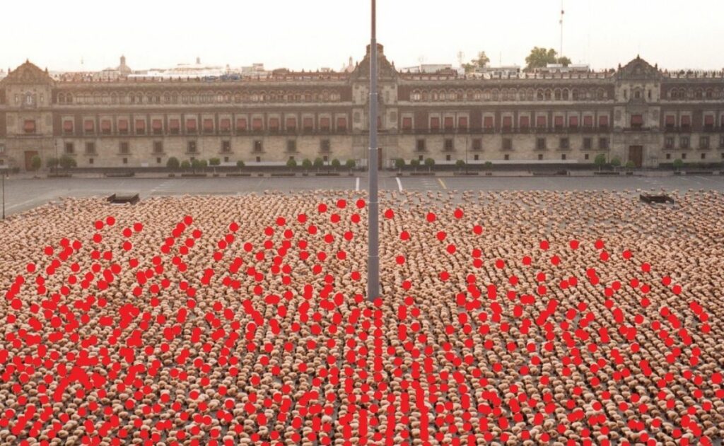 Spencer Tunick regresa a México tras 19 años de sus fotos al desnudo en el Zócalo