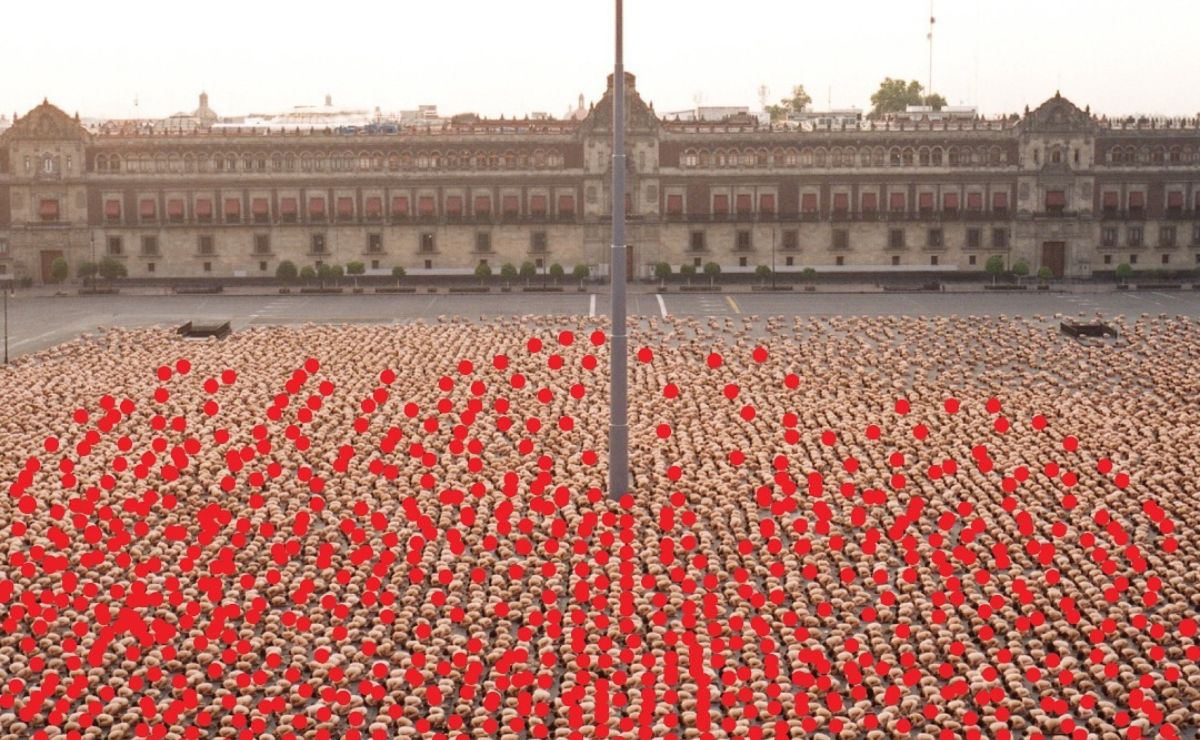 Spencer Tunick regresa a México tras 19 años de sus fotos al desnudo en el Zócalo