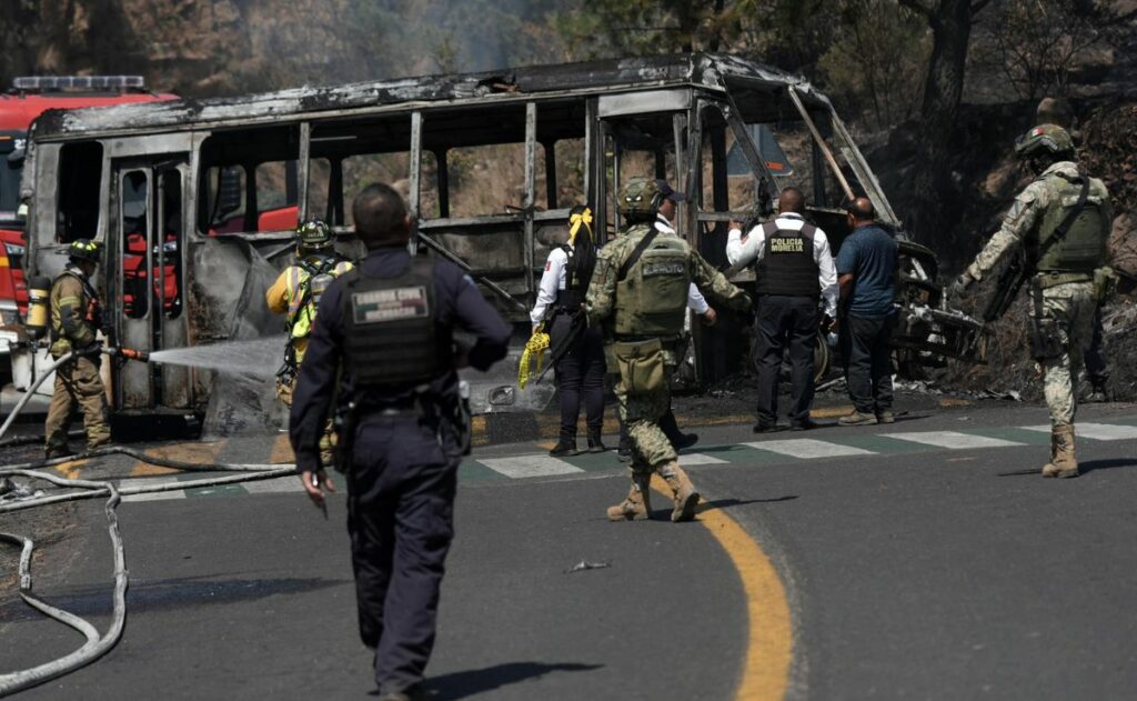 Reanudan corridas del transporte de pasajeros tras violencia por abatimiento de ‘el Mencho’