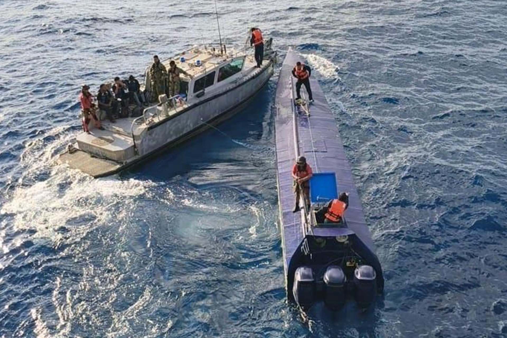 Aseguran semisumergible con 4 toneladas de cocaína en costas de Colima; hay 3 detenidos