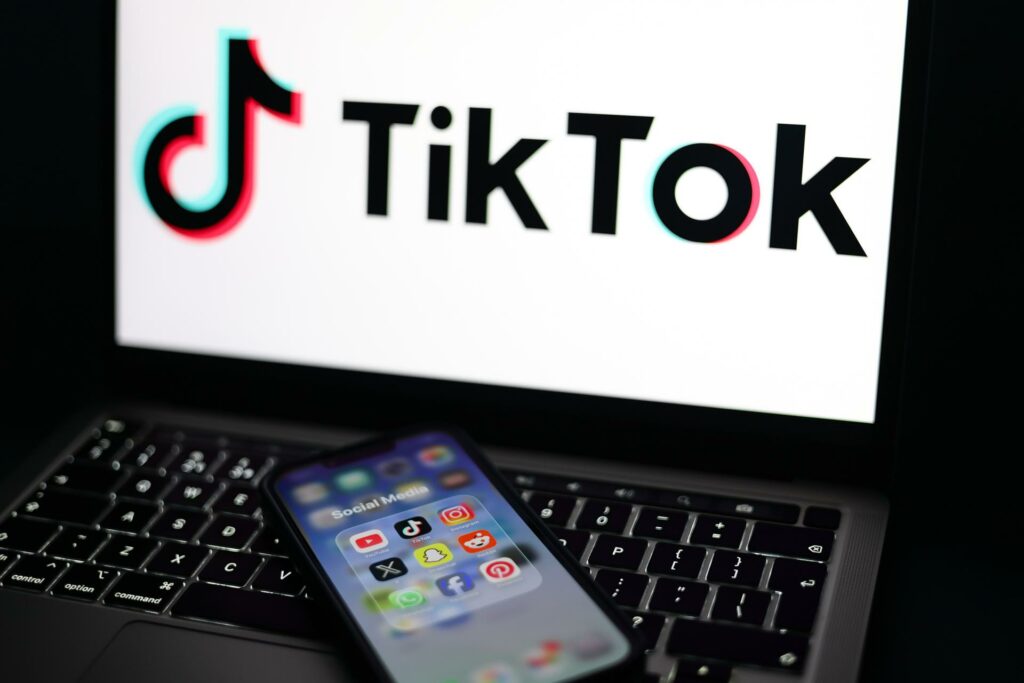 TikTok restablece su servicio en EE.UU. tras apagón y entre acusaciones de censura