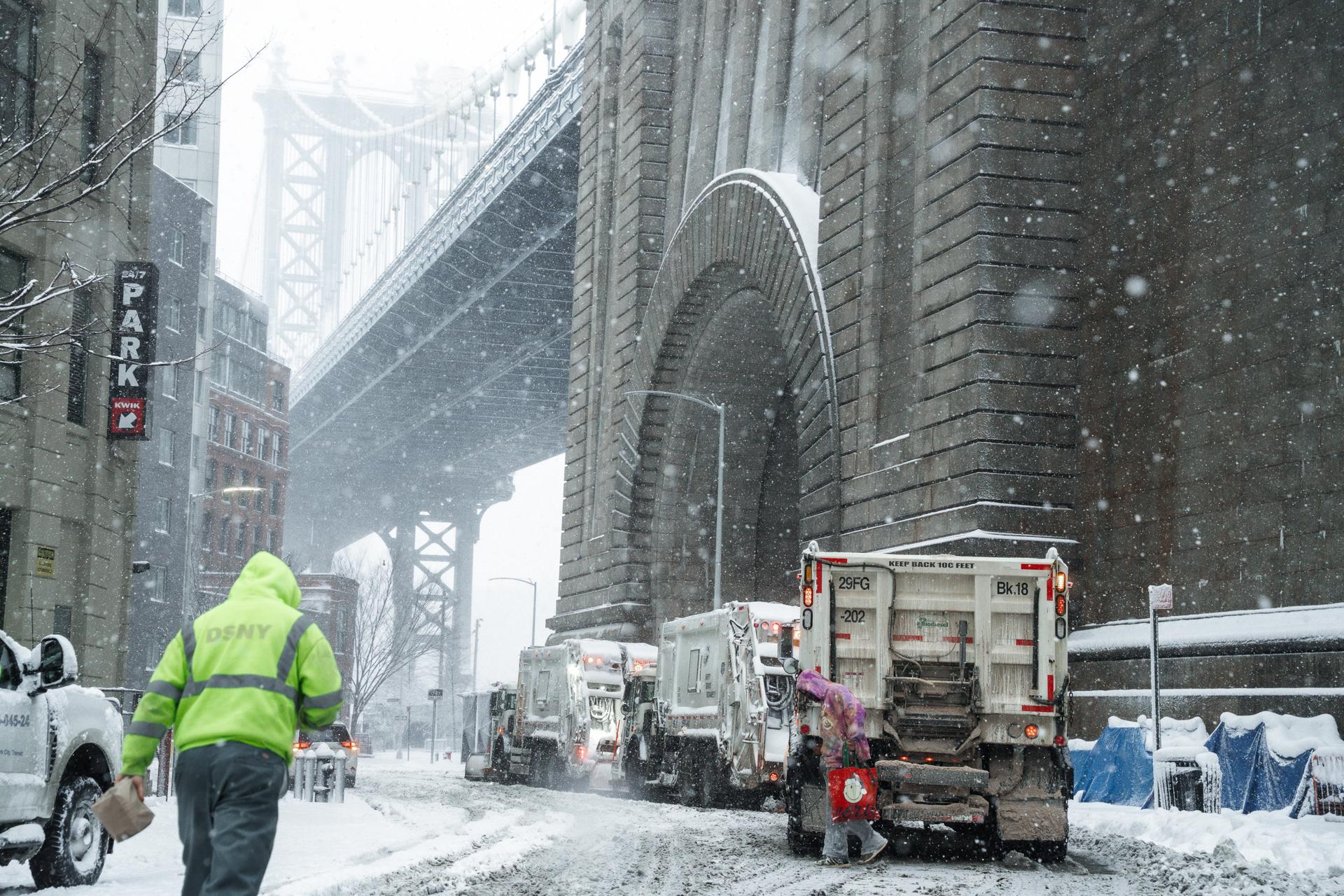 Tormenta invernal paraliza el noreste de EE.UU. y deja a Nueva York bajo una nevada récord Tormenta invernal paraliza el noreste de EE.UU. y deja a Nueva York bajo una nevada récord