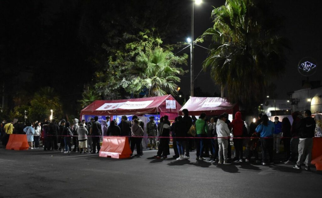 Vacunan de madrugada contra el sarampión en CDMX