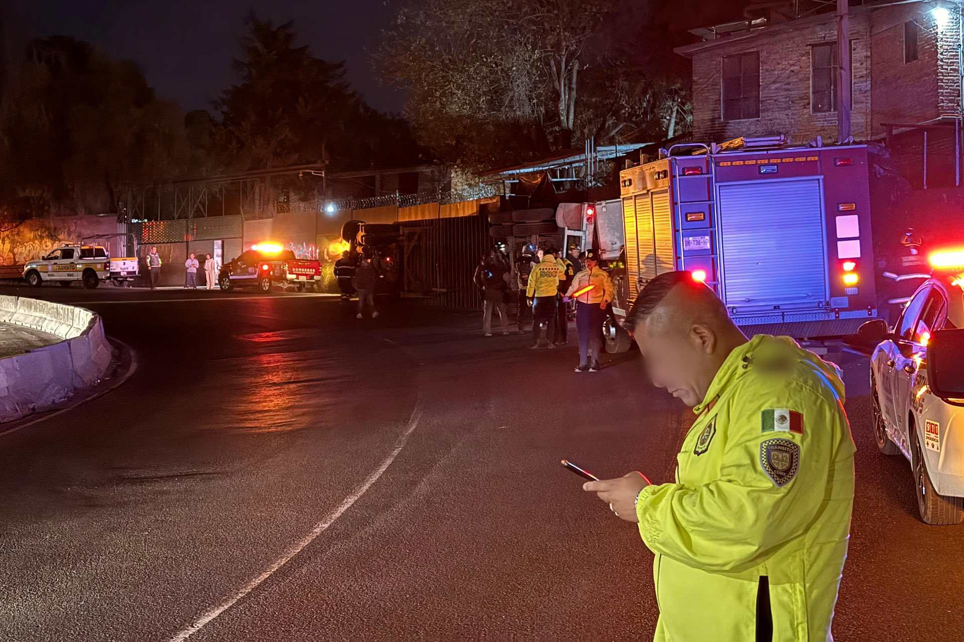 Tráiler con abarrotes vuelca en Viaducto Tlalpan, CDMX