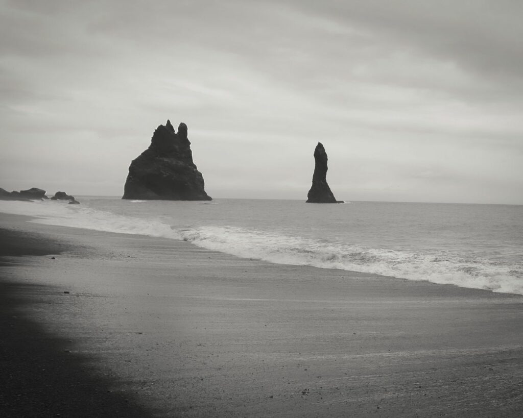 Fuertes tormentas y poderosas corrientes marinas destruyen la Playa Negra en Islandia