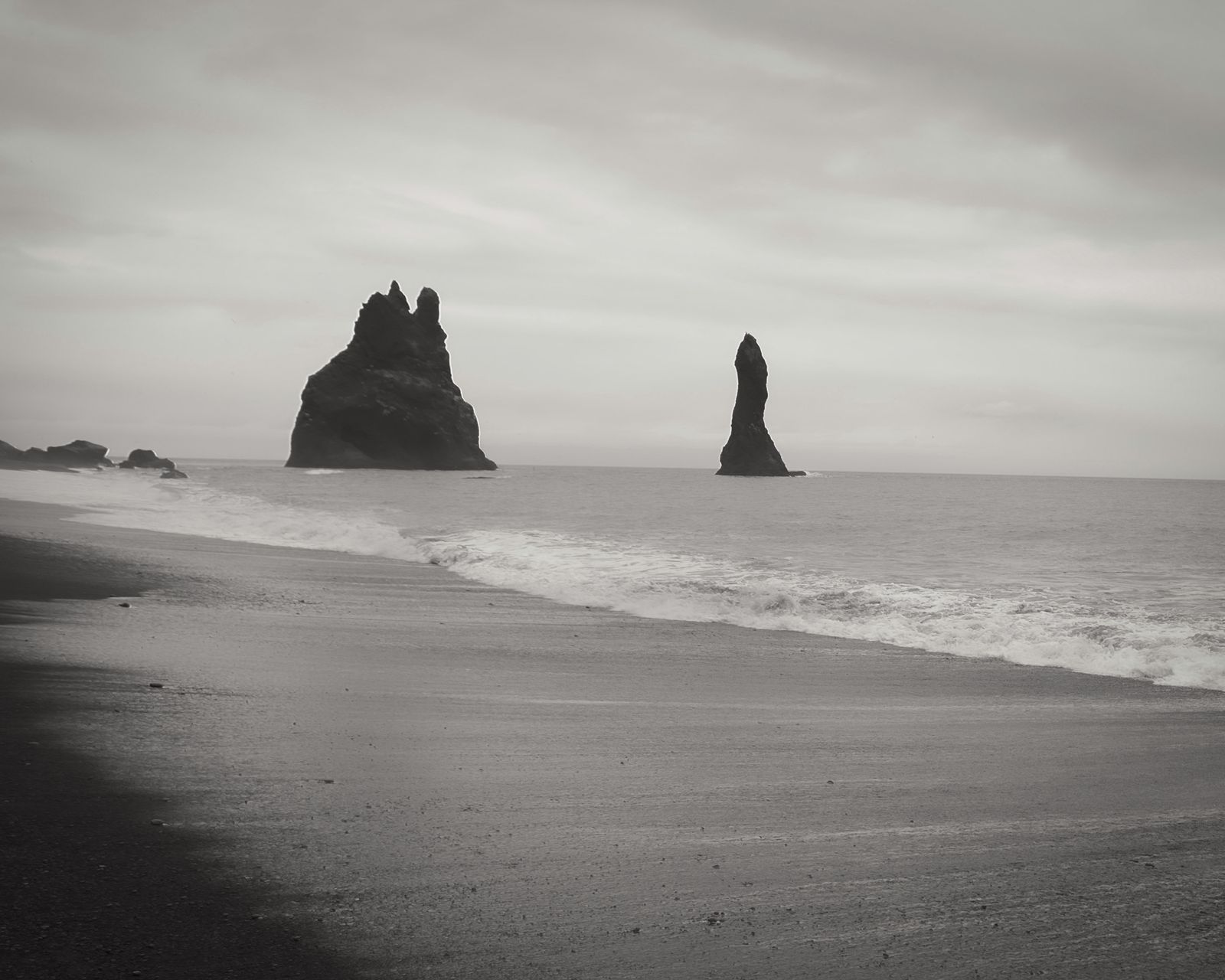 Fuertes tormentas y poderosas corrientes marinas destruyen la Playa Negra en Islandia