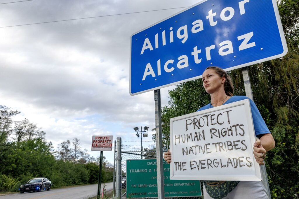 Jueza de EE.UU. ordena a ICE permitir abogados a migrantes detenidos en Alligator Alcatraz