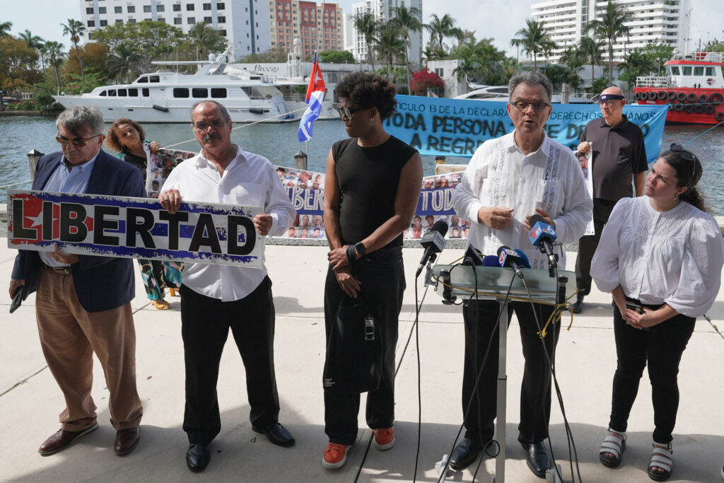 Cubanos solicitan a Trump que les permita enviar un barco a la isla con ayuda desde EE.UU.