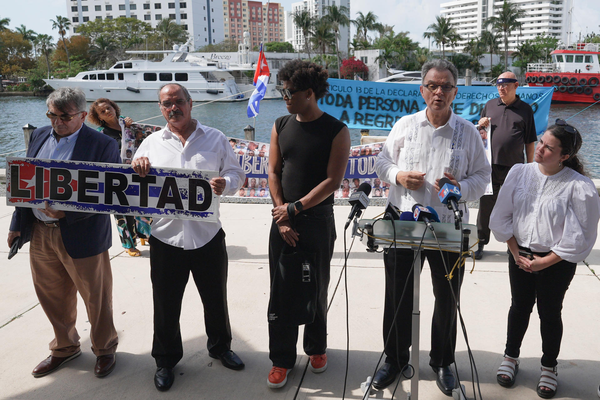 Cubanos solicitan a Trump que les permita enviar un barco a la isla con ayuda desde EE.UU.