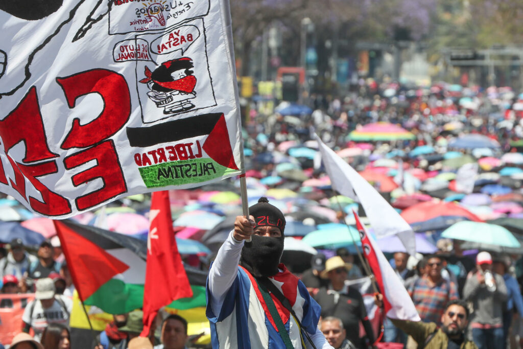 Maestros se enfrentan con la Policía durante marcha de protesta en CDMX