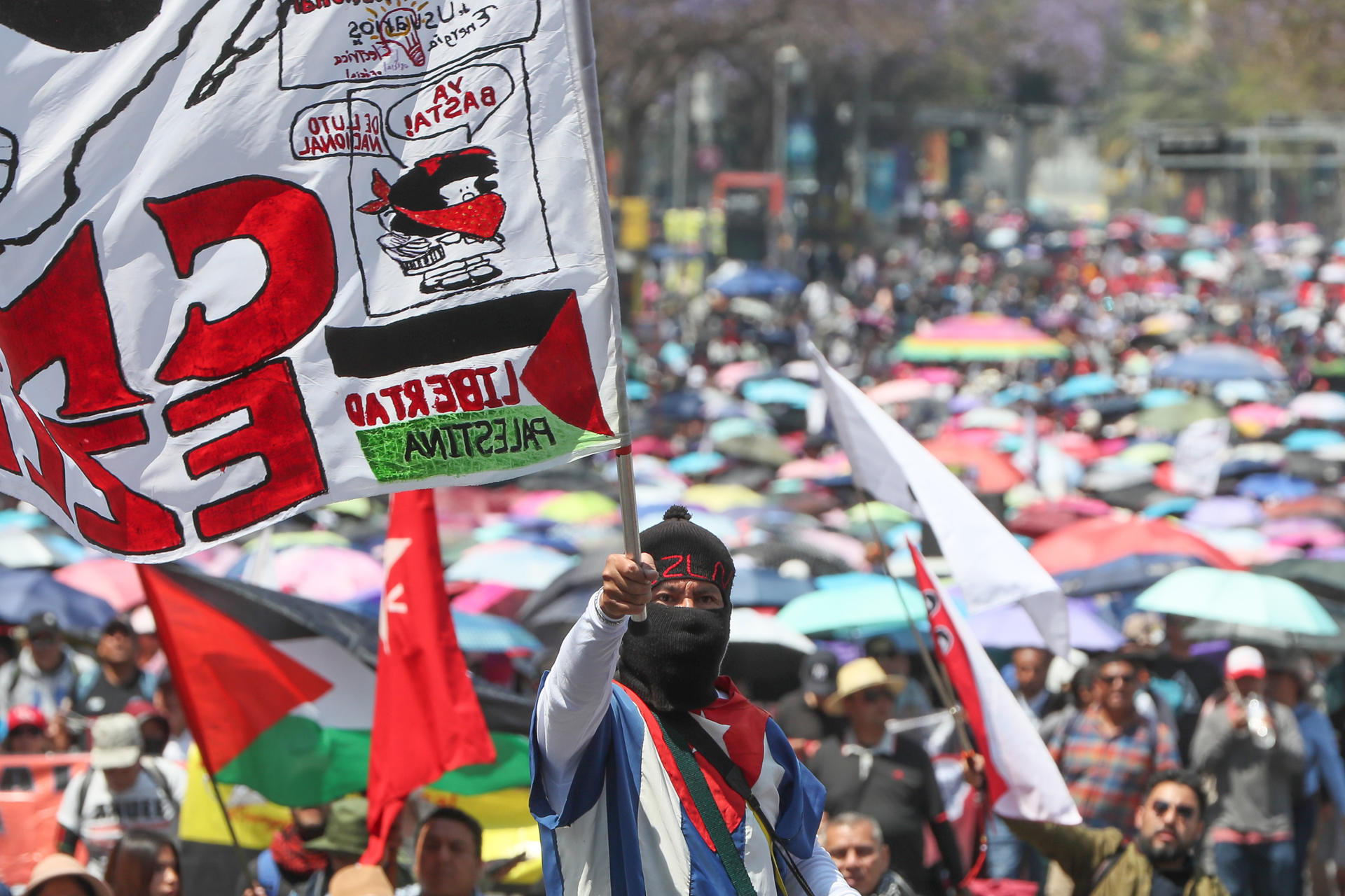 Maestros se enfrentan con la Policía durante marcha de protesta en CDMX