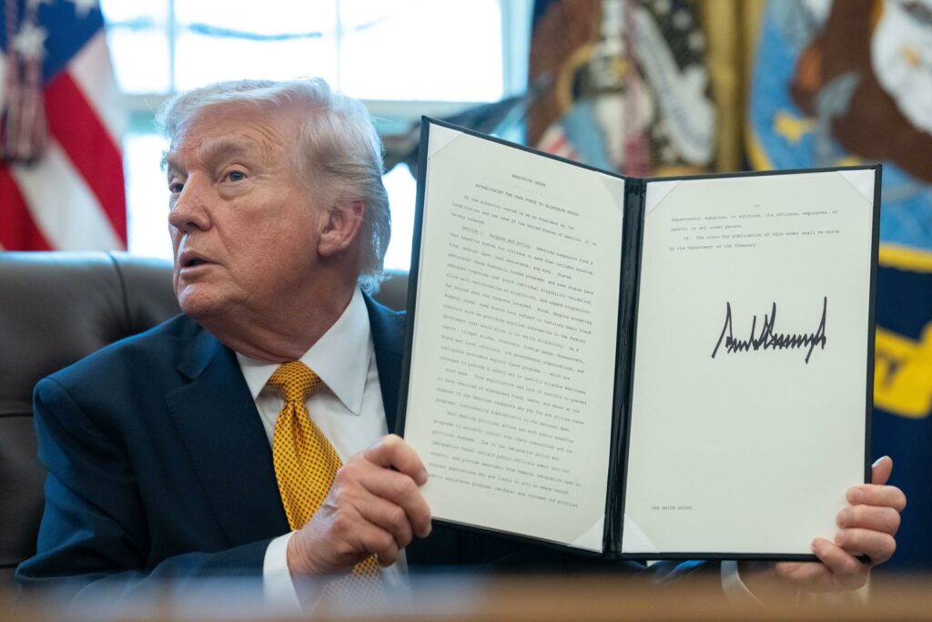 La firma de Trump aparecerá en billetes de dólar por el 250 aniversario de EE.UU.