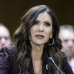 Demócratas en el Senado van por iniciar una investigación contra Kristi Noem