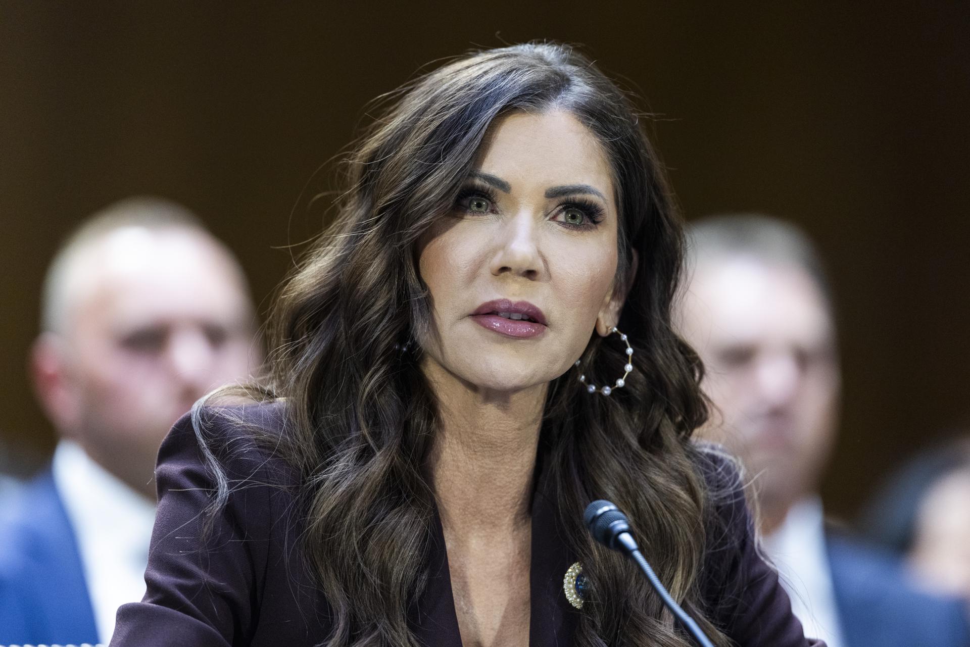 Demócratas en el Senado van por iniciar una investigación contra Kristi Noem