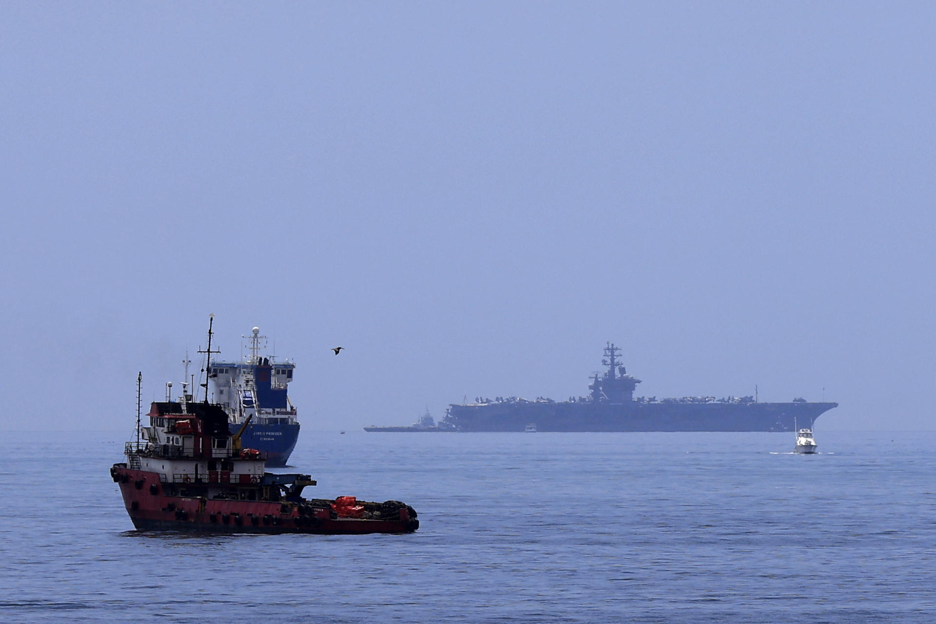 El portaaviones nuclear Nimitz de EE.UU., próximo a darse de baja, espera en aguas panameñas