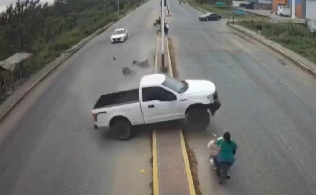 Video: Motociclista ocasiona accidente vial en Tabasco; dos mujeres murieron